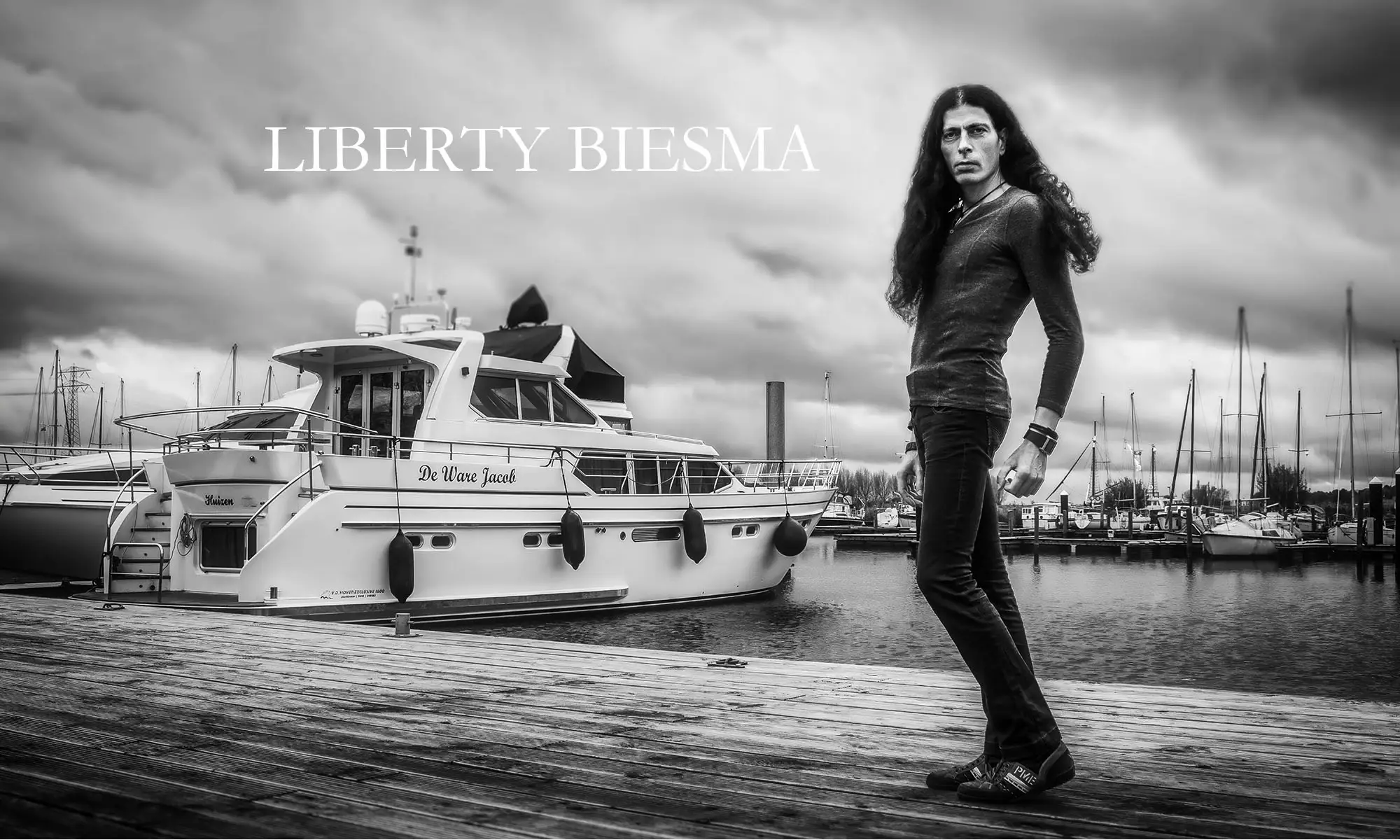 Liberty Biesma, thriller en dark fantasy auteur en fotograaf, poseert bij een luxe jacht